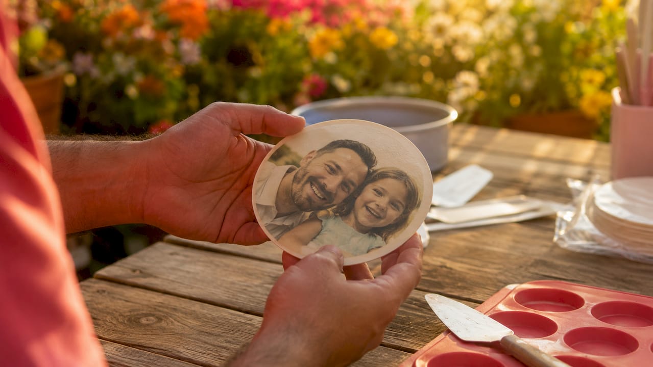 Detalle de unas manos sosteniendo una oblea personalizada con una foto y un mensaje impreso