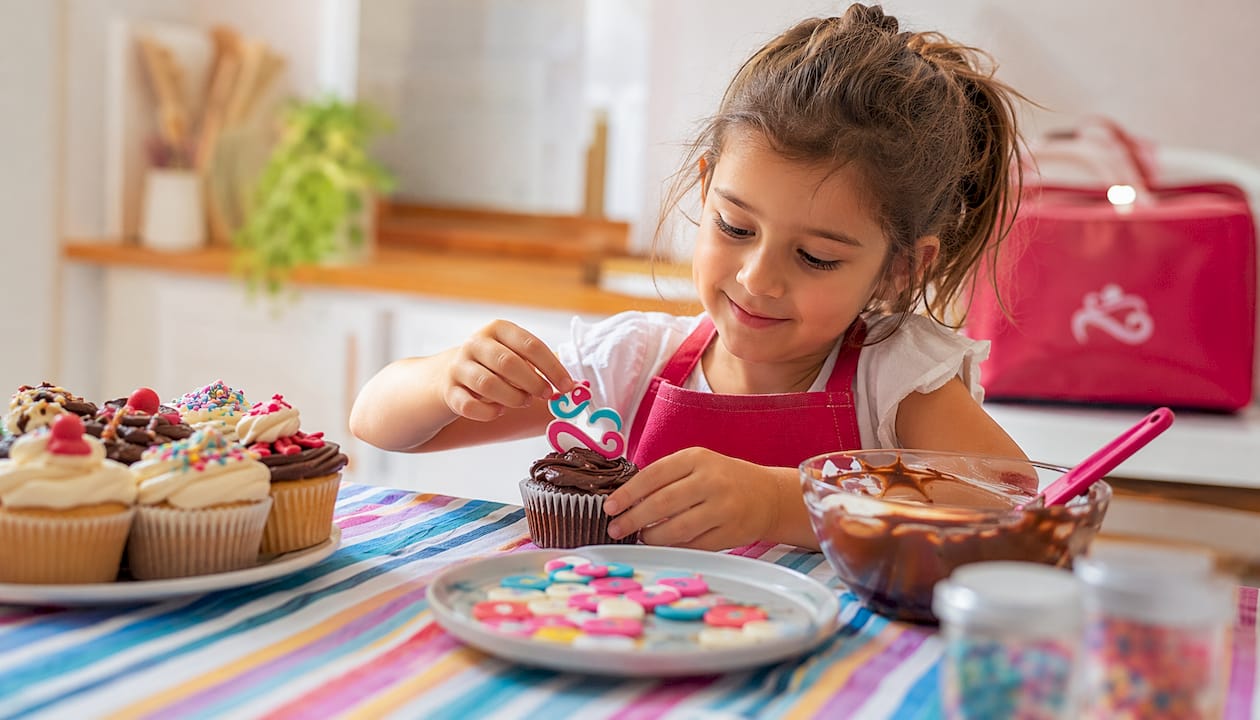Personas decorando cupcakes con obleas de diseños especiales