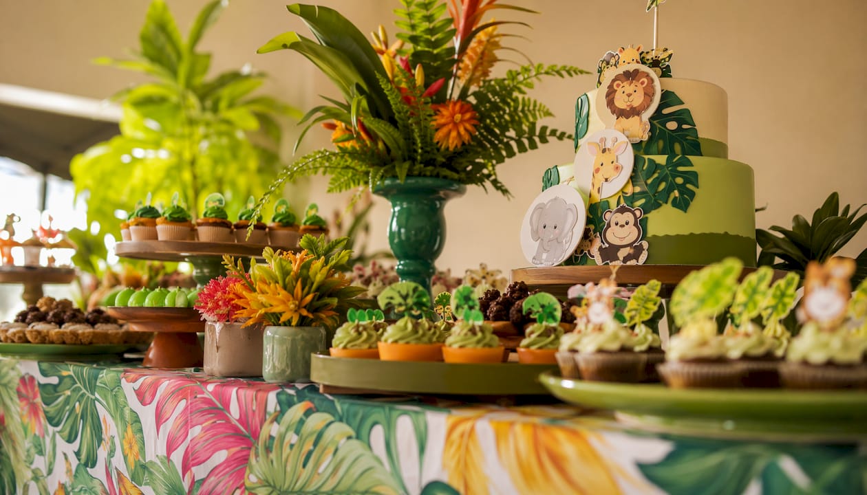 Mesa principal decorada com bolo e doces feitos à medida