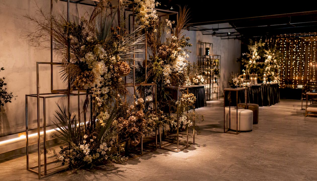 Centro de mesa floral de grandes dimensões, com um design escultórico, a dar destaque ao espaço do evento.