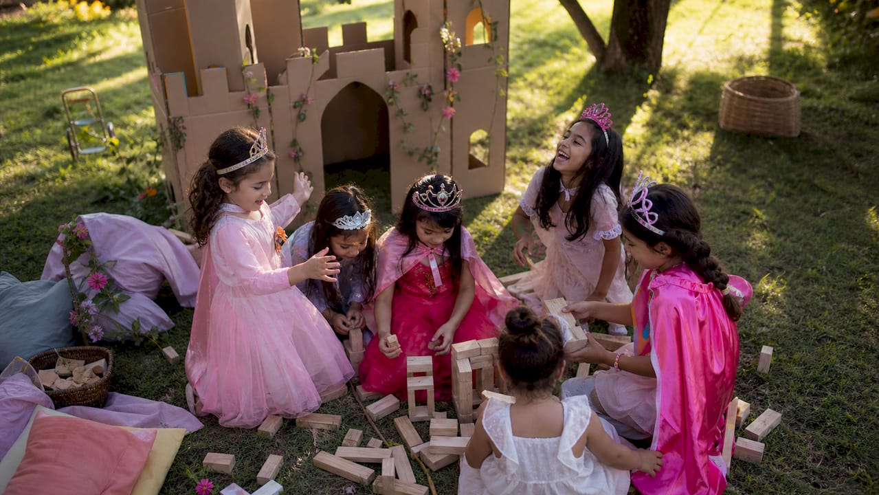 Niños y niñas disfrutando de juegos de princesas llenos de imaginación y movimiento