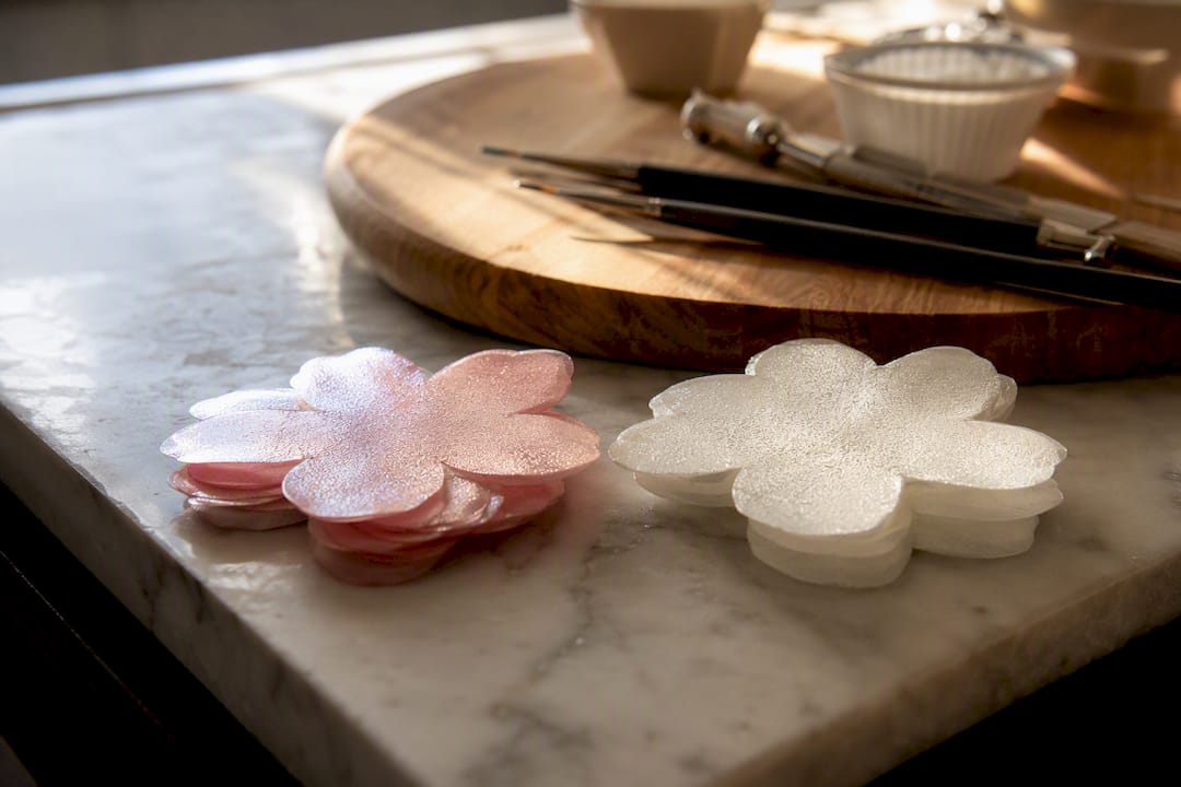 Formas de flores em papel de açúcar comestível e bolacha fina