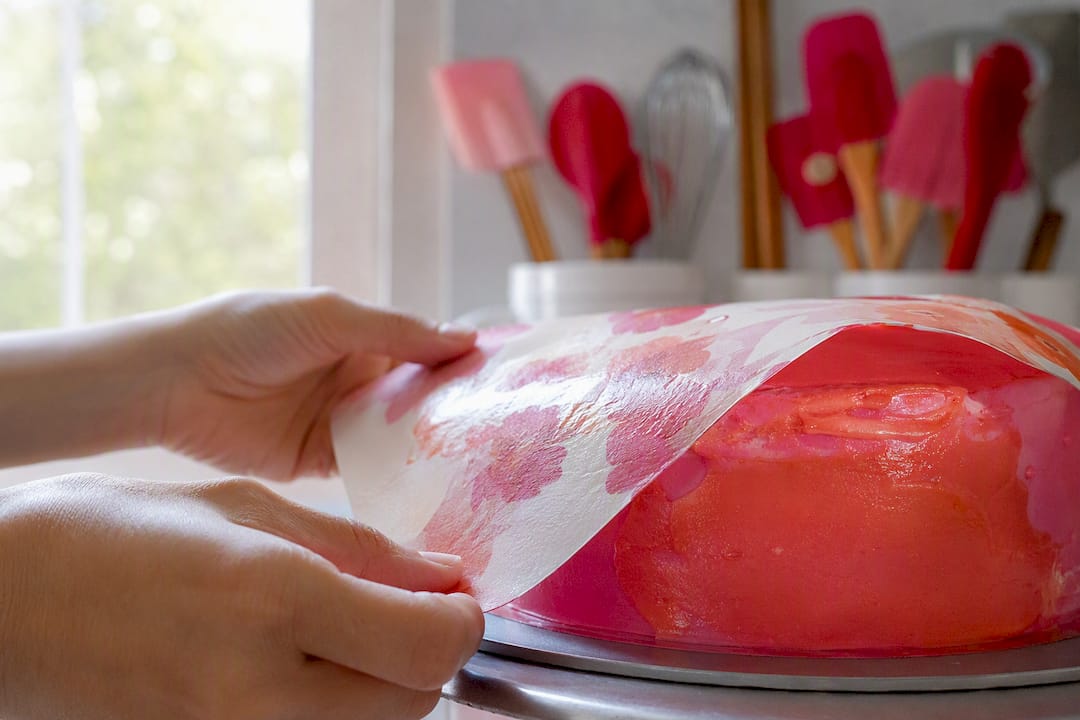 Papel de azúcar flexible sobre una superficie curva de pastel