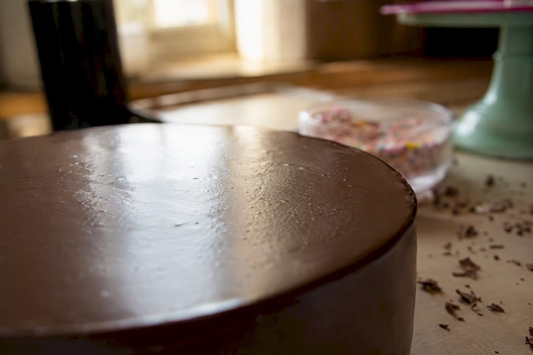 Detalhe da superfície de ganache de chocolate mate
