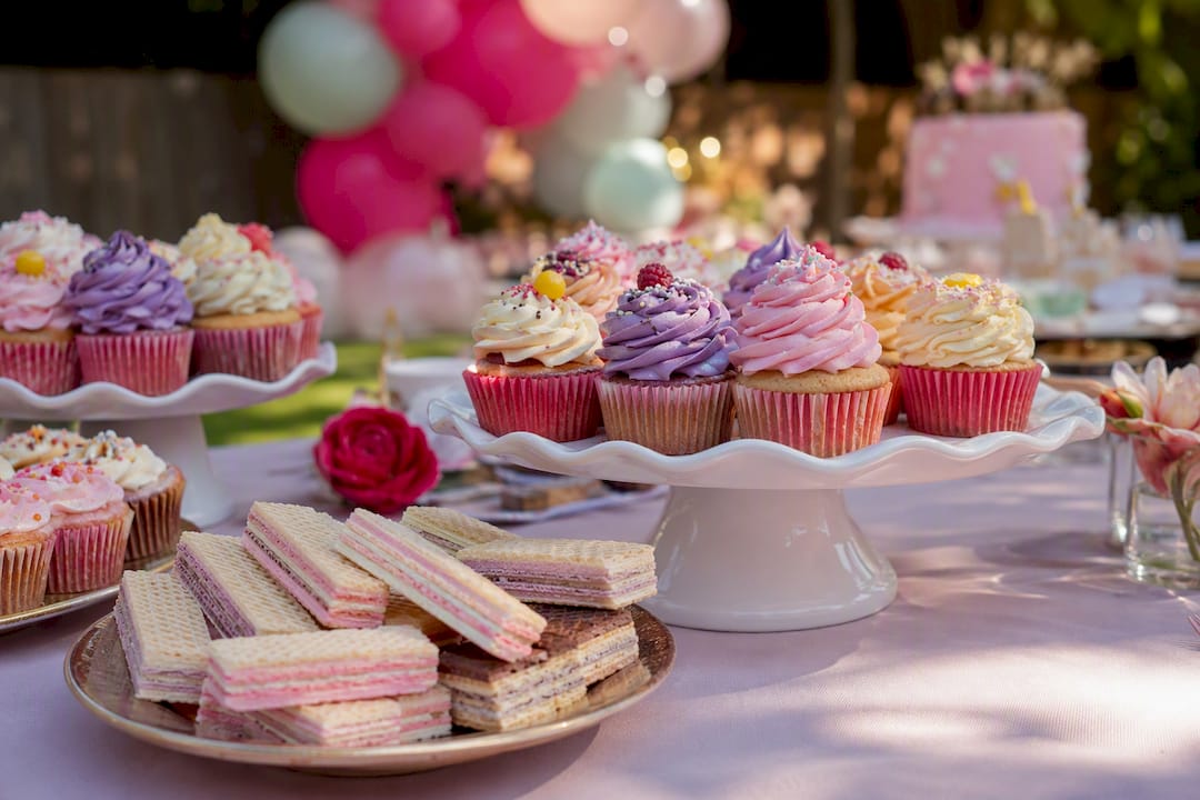 Mesa de postres sin frutos secos en fiesta infantil