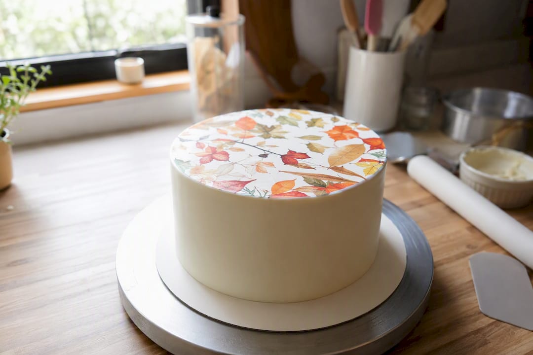 Bolo de aniversário com papel de açúcar comestível sobre fondant