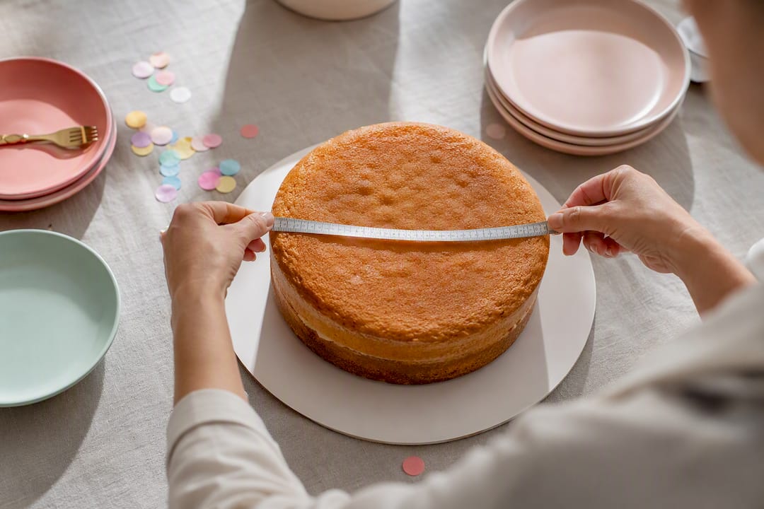 Medición del diámetro de una tarta para niños