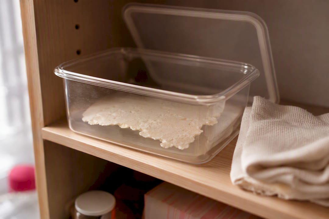 Oblea seca guardándose en un recipiente hermético