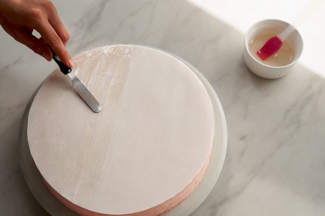 Pegamento comestible secándose sobre una oblea