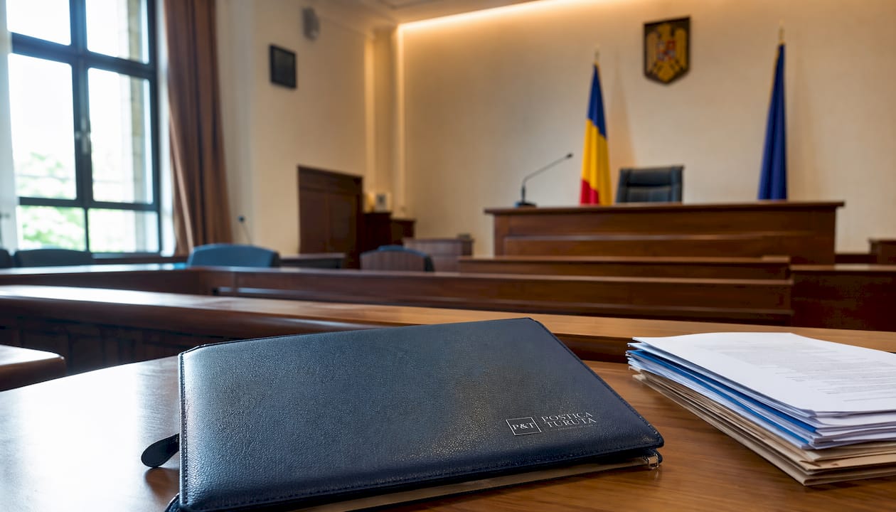 O sală de judecată goală, simbolizând etapele prin care trece un proces penal.