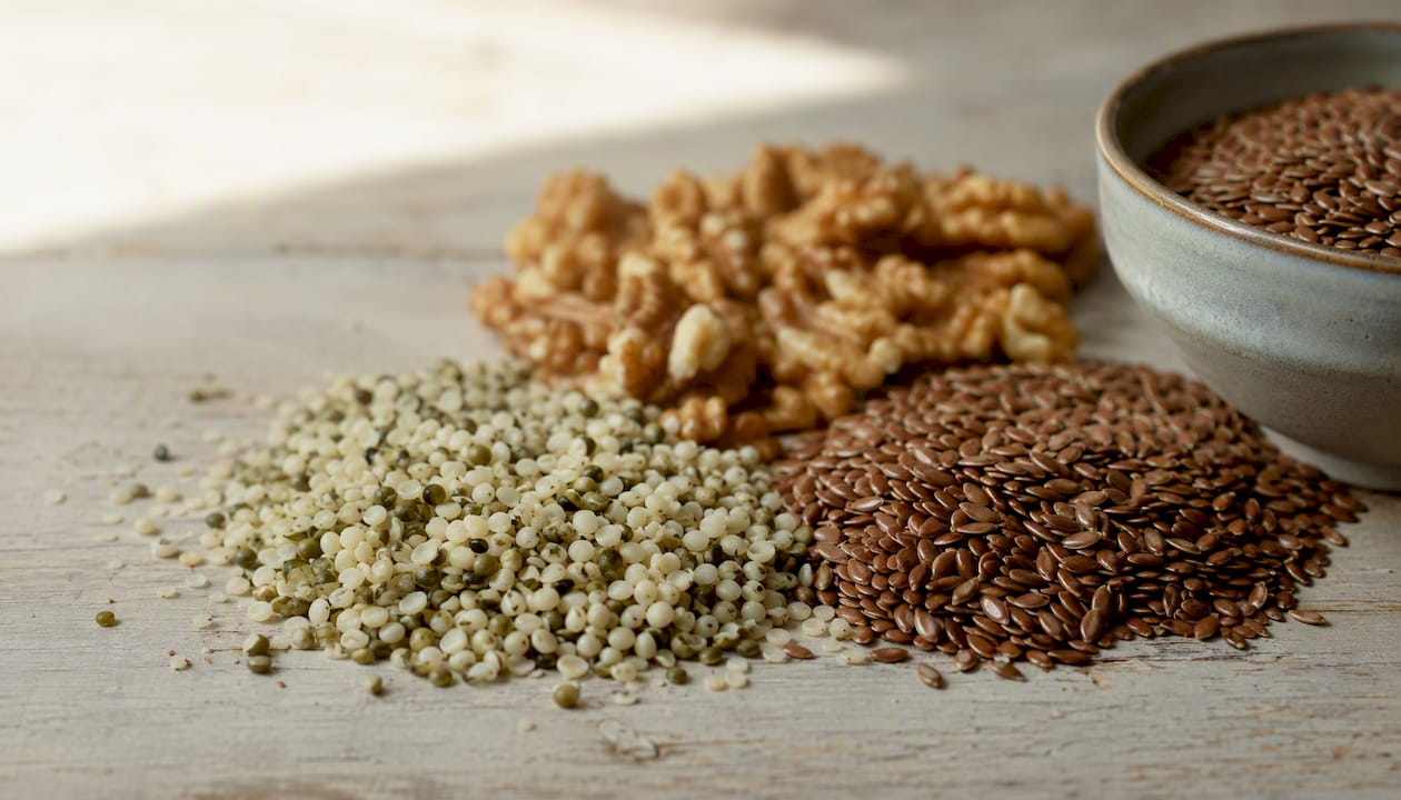 Natürliche Samen und Nüsse, die reich an Omega-3-Fettsäuren sind