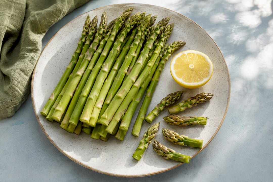 Roher Spargel und eine halbierte Zitrone
