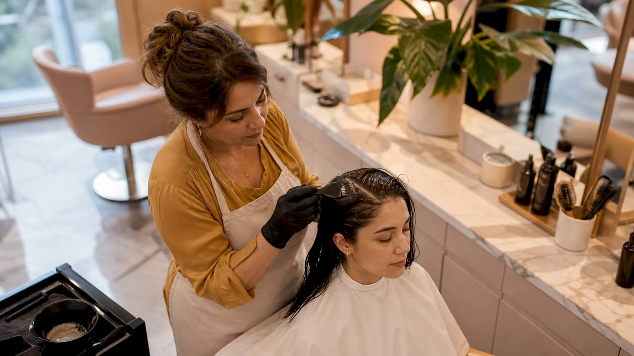 Un coiffeur prodigue un soin haut de gamme à ses clients dans un salon élégant.