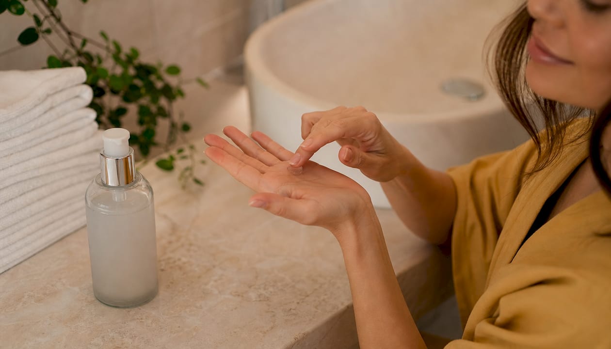 Zoom sur un doigt appliquant un exfoliant chimique