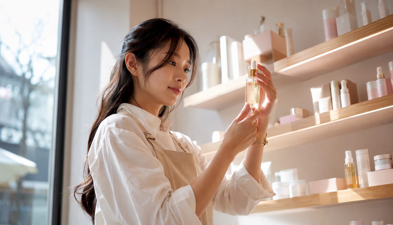 Des mains appliquent un sérum coréen de la tendance K-beauty