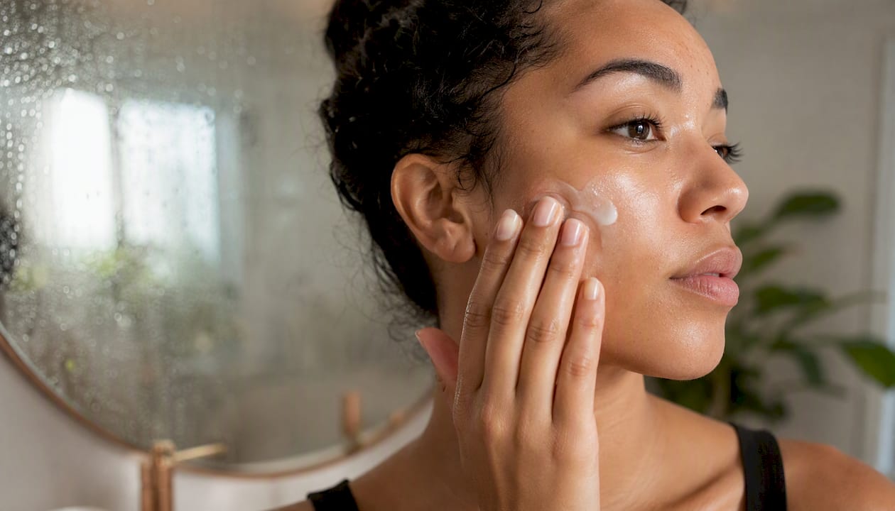 Appliquer une crème légère adaptée aux peaux grasses