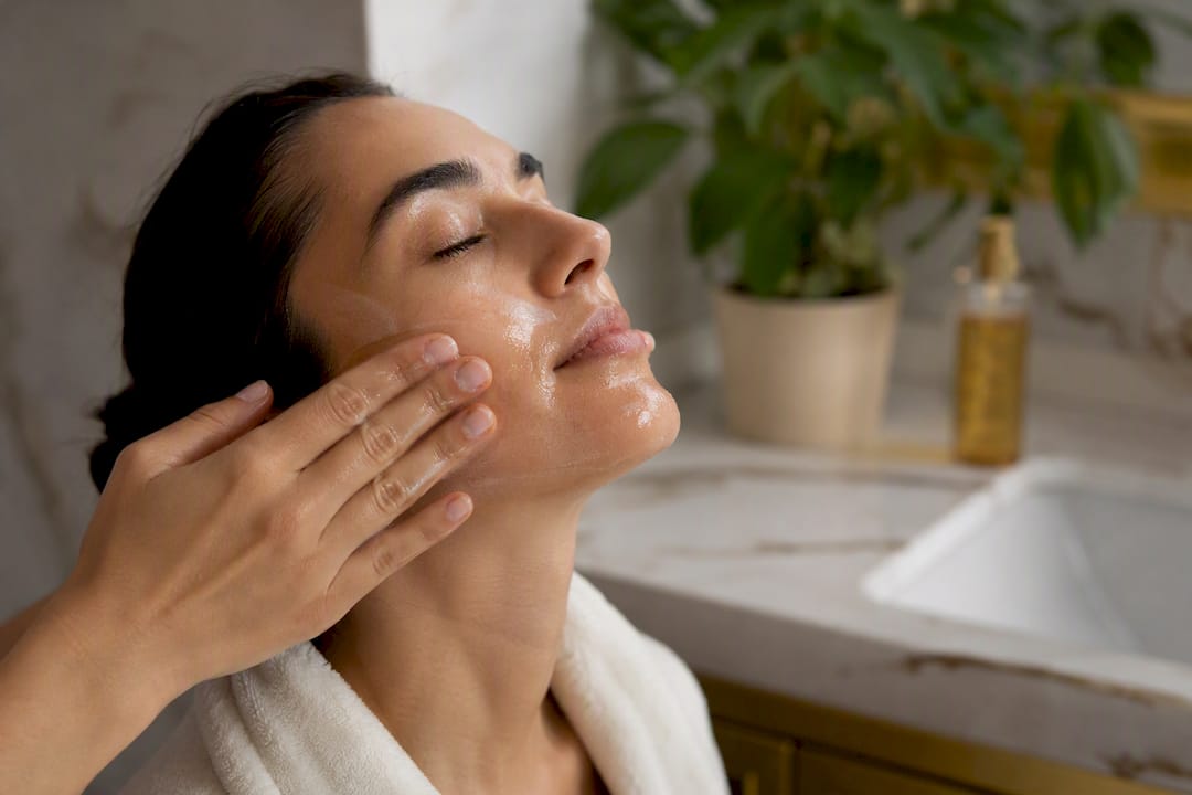 Mains effectuant un massage facial doux