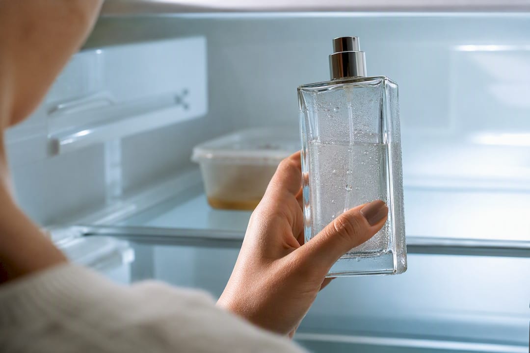 Condensation sur un flacon de parfum dans le réfrigérateur