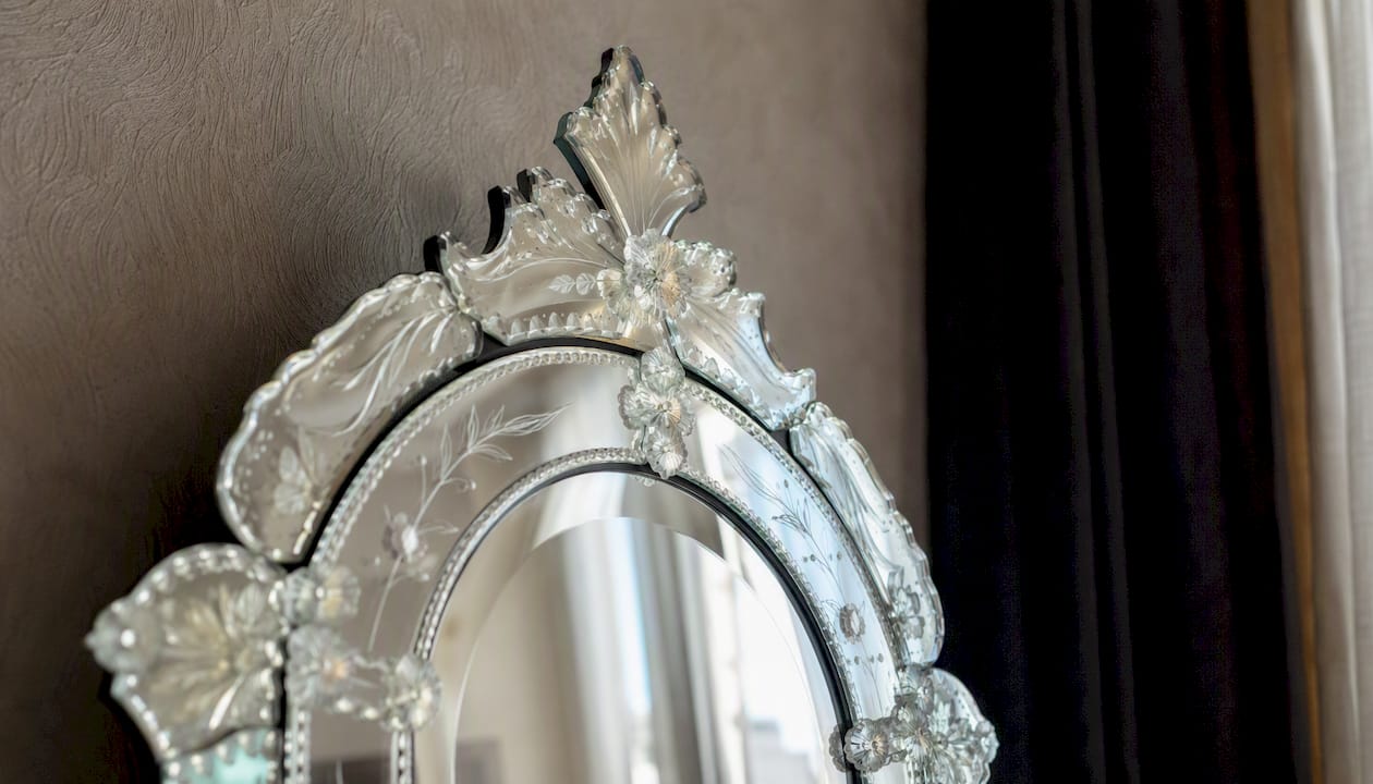 Gros plan sur les détails raffinés du cadre d’un miroir vénitien