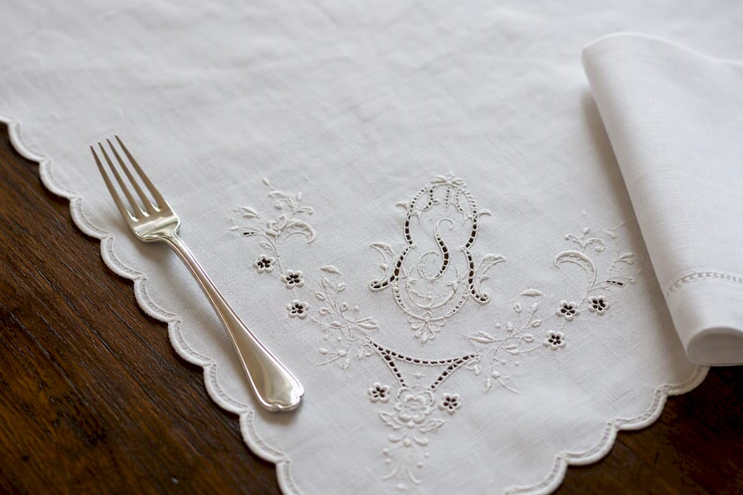 Texture raffinée d’un set de table en lin brodé accompagné de sa serviette assortie