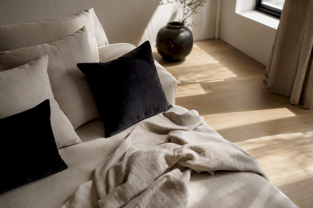 Jeux de textures avec des coussins en velours et en lin superposés