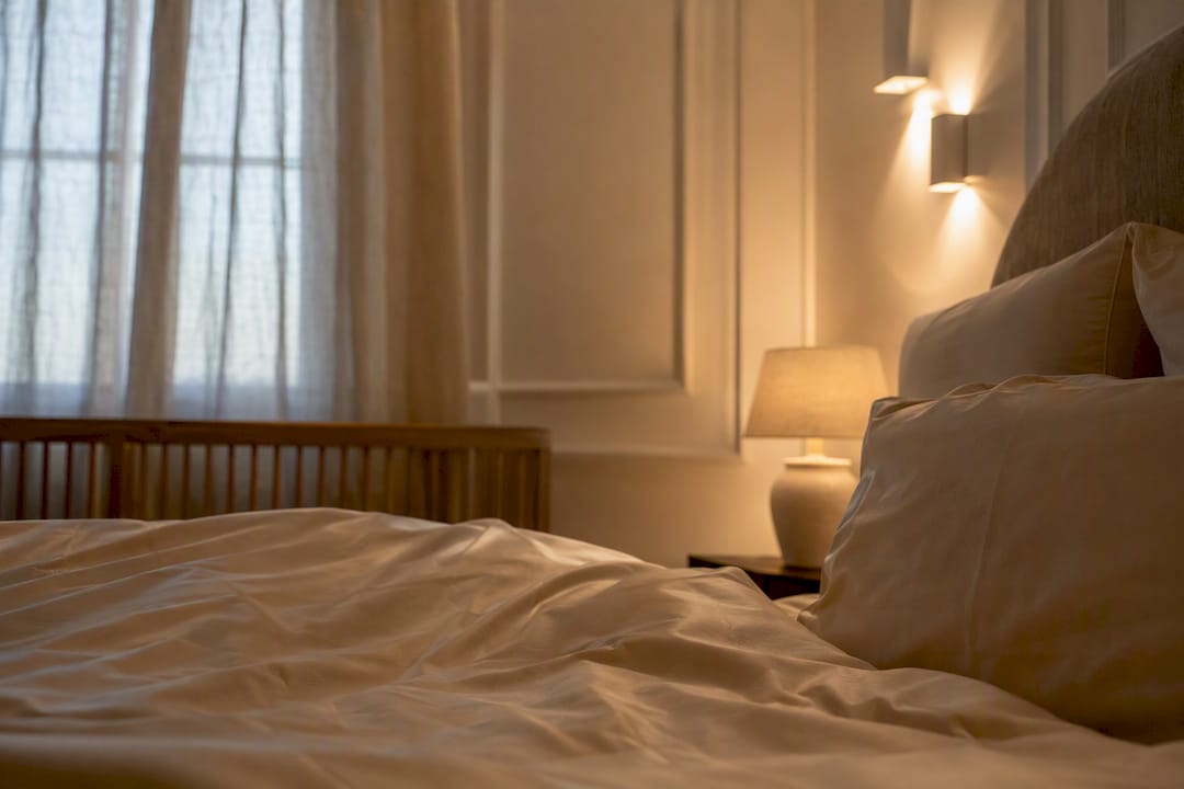 Créer une ambiance douce et chaleureuse dans la chambre de bébé en multipliant les sources de lumière tamisée.