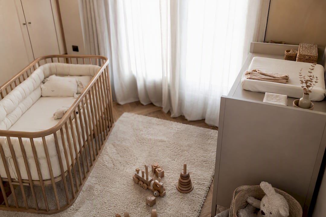 Une chambre de bébé bien pensée, où chaque espace a sa fonction : un coin pour le sommeil, un autre pour le change et un espace réservé aux jeux. Idéal pour créer un environnement harmonieux et pratique au quotidien !