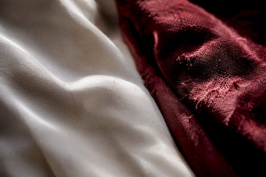 Gros plan textile sur l’usure des draps blancs et colorés