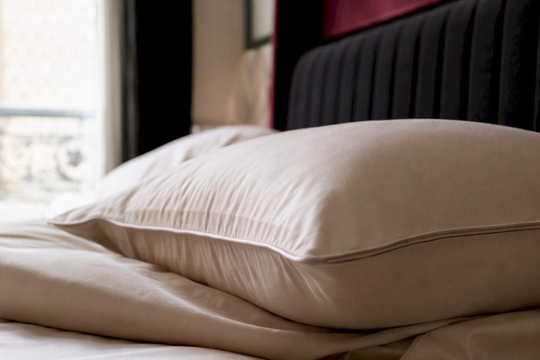 Profil d'un oreiller épais et ferme sur le lit
