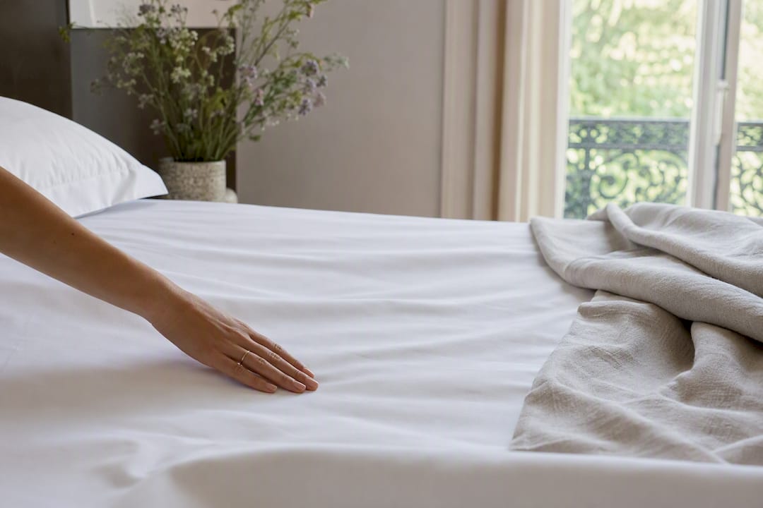 Main lissant le linge d'été en percale fraîche et nette