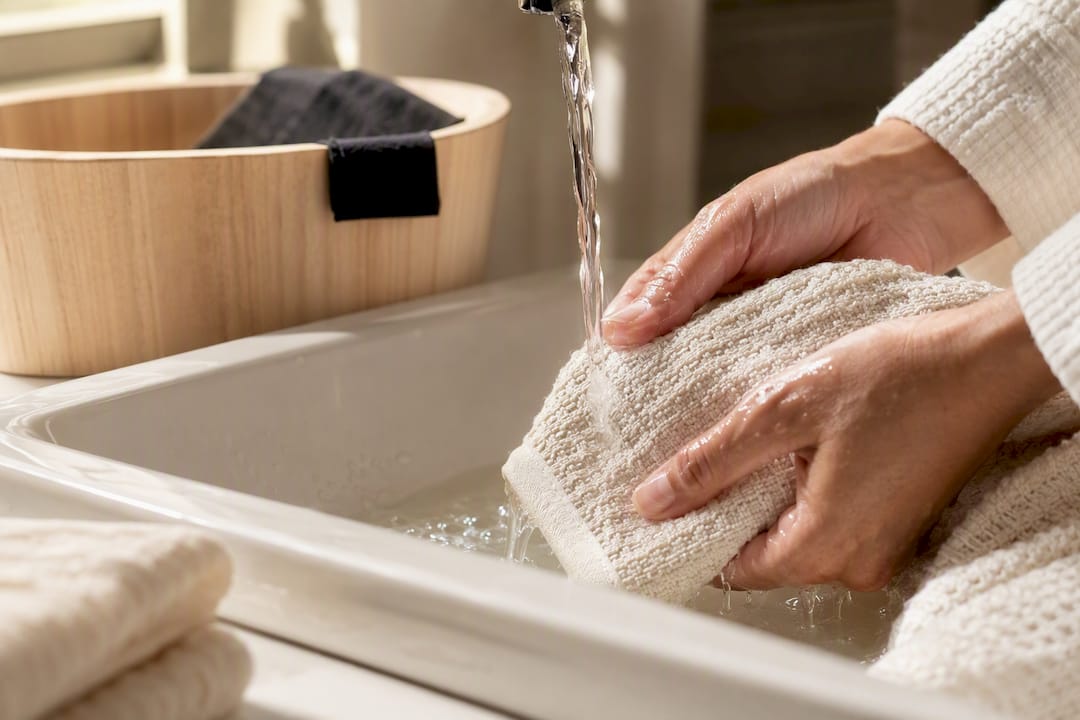 Rinçage délicat d’un tissu neuf