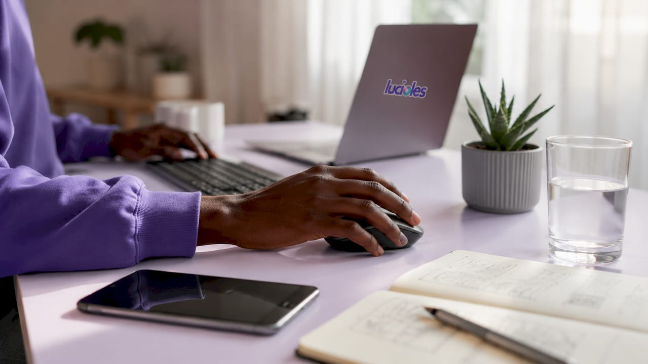 Rôle des agents IA dans les projets digitaux 1 Une main posée sur une souris d’ordinateur au cœur d’un espace de travail numérique moderne.