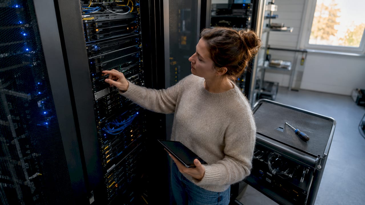 Cybersécurité PME : comprendre et agir en 2026 1 Une technicienne informatique effectue une vérification des serveurs d’une PME au sein de la salle serveur.