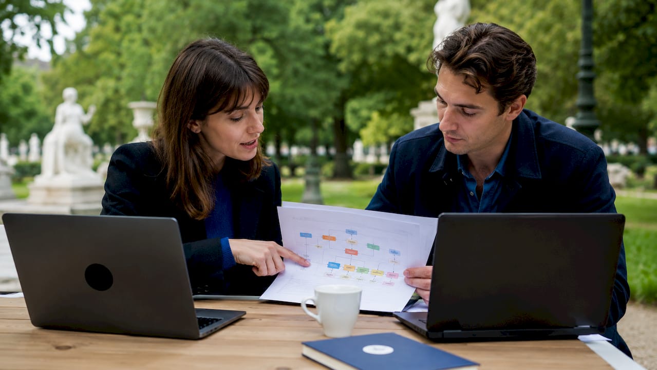 Des collègues échangent autour de la mise en place de l’automatisation marketing.