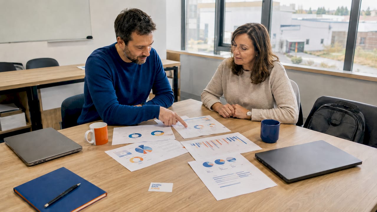 Deux collègues échangent sur la mise en place de l’automatisation des tâches.