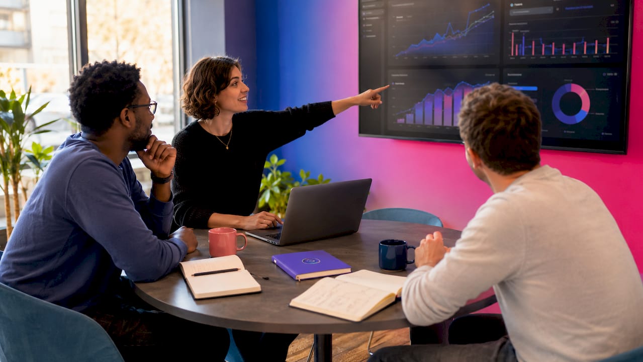 Leviers croissance digitale B2B : guide 2026 1 Une équipe travaille main dans la main pour optimiser la stratégie SEO en B2B grâce à l’analyse des données.
