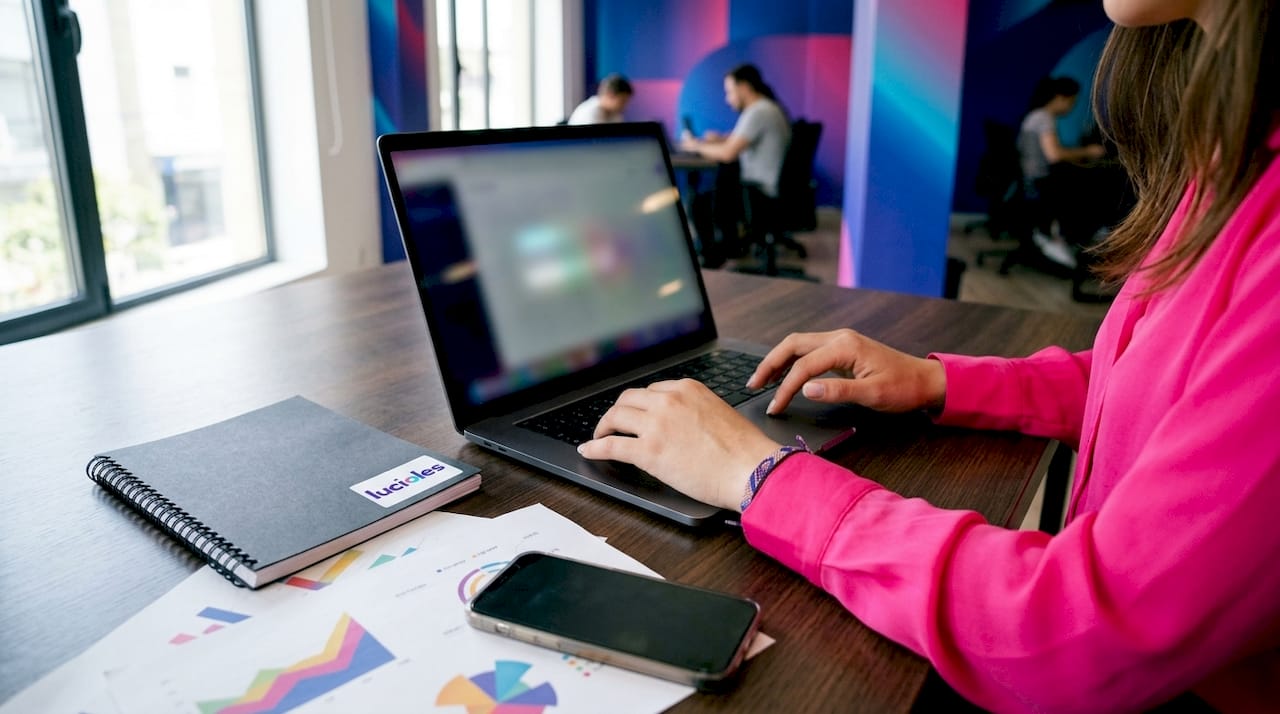 Une experte en audit en train d’analyser des données sur son ordinateur