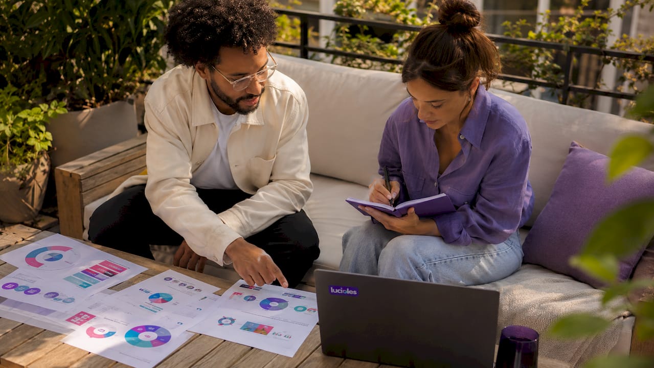Des collègues échangent autour des résultats marketing