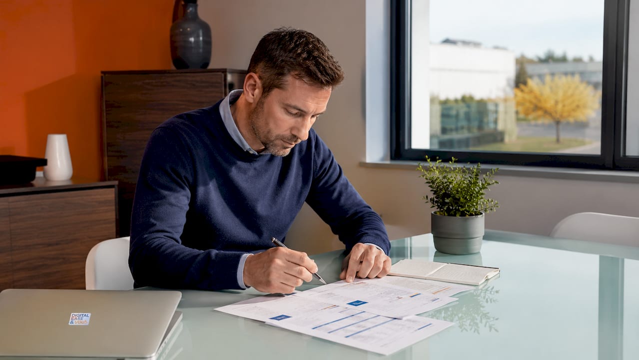 Un chef d'entreprise en train d'étudier des dossiers professionnels