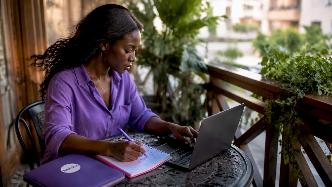 Une femme passionnée par la création de contenus innovants en marketing digital, en pleine action dans son espace de travail.