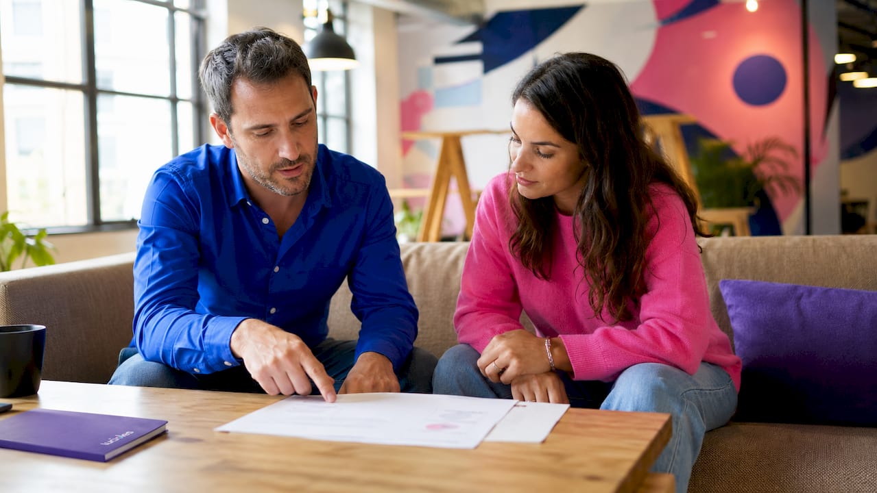 Équipes en pleine préparation pour lancer un projet digital innovant