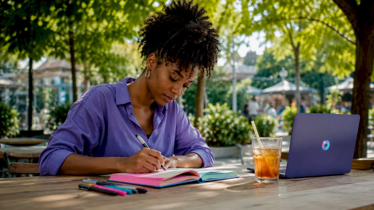 Qu'est-ce que le marketing comportemental ? 1 Les mains expertes d’une professionnelle en train de prendre des notes sur ses données