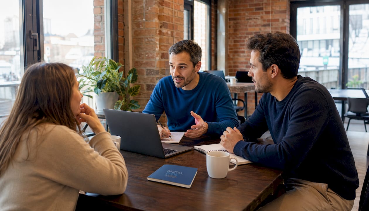 Une équipe de PME échange sur les leviers à activer pour accompagner efficacement le changement.