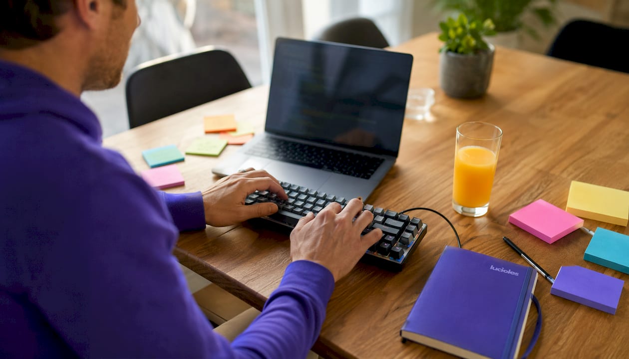 Des mains s’activent sur un clavier mécanique, enchaînant les lignes de code.