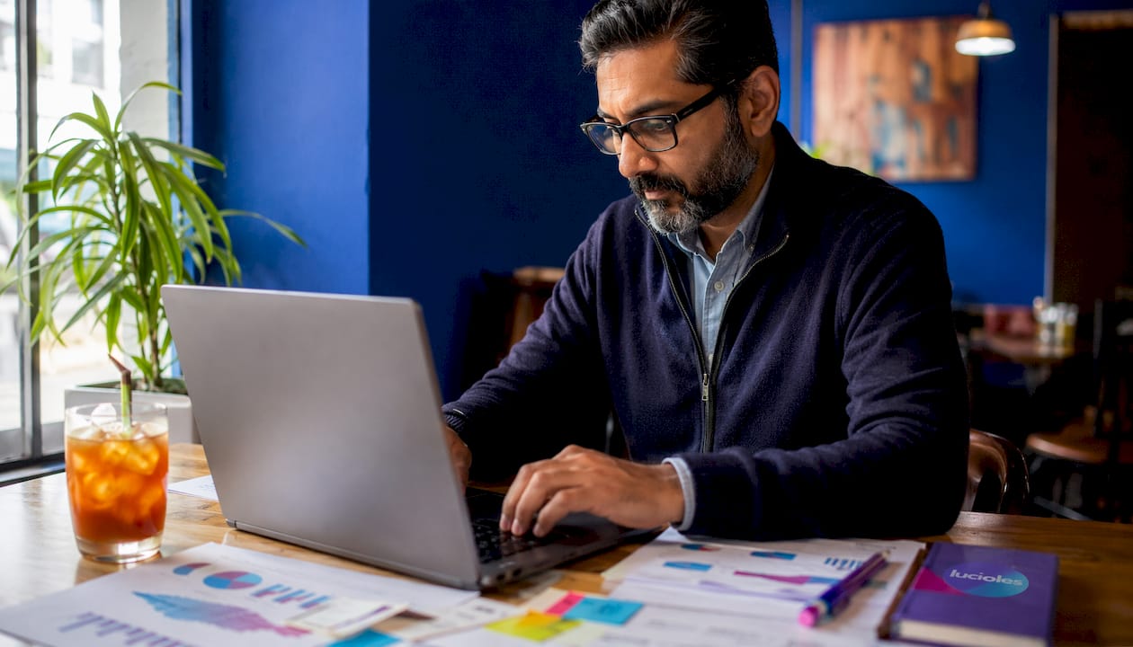 Trafic et conversion : comprendre la différence pour performer 4 Un professionnel concentré, en pleine optimisation de sa stratégie marketing pour booster les conversions.