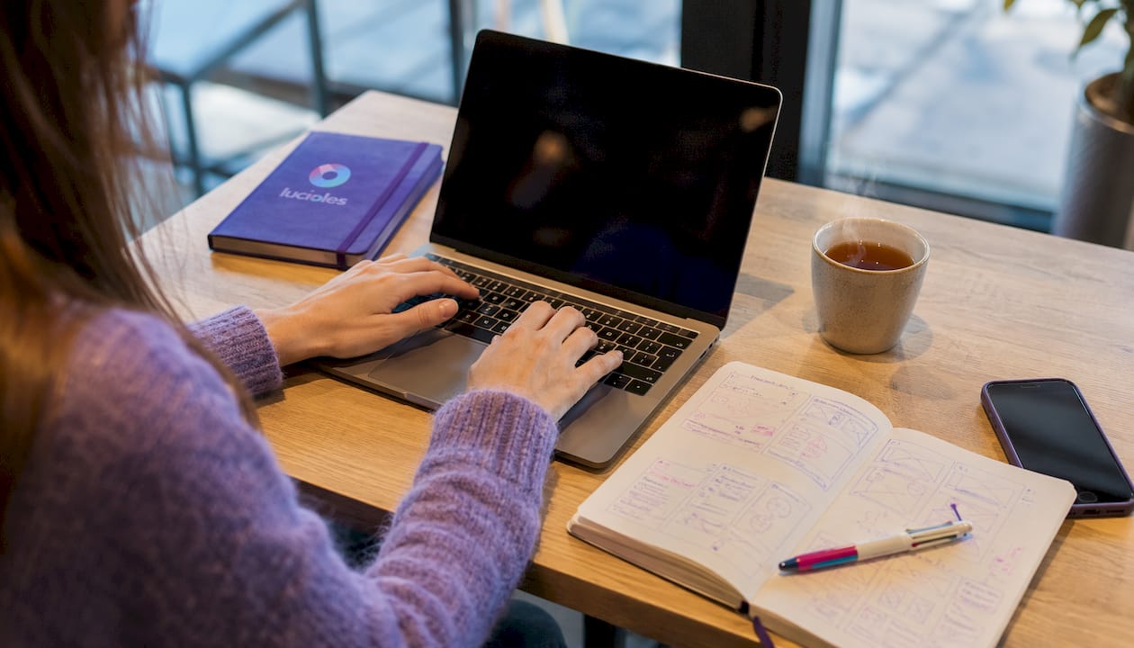 Types de tunnels de conversion optimisés : le guide 2026 1 Des mains s’affairent à rédiger une campagne d’e-mails soigneusement pensée pour accompagner et fidéliser les clients.