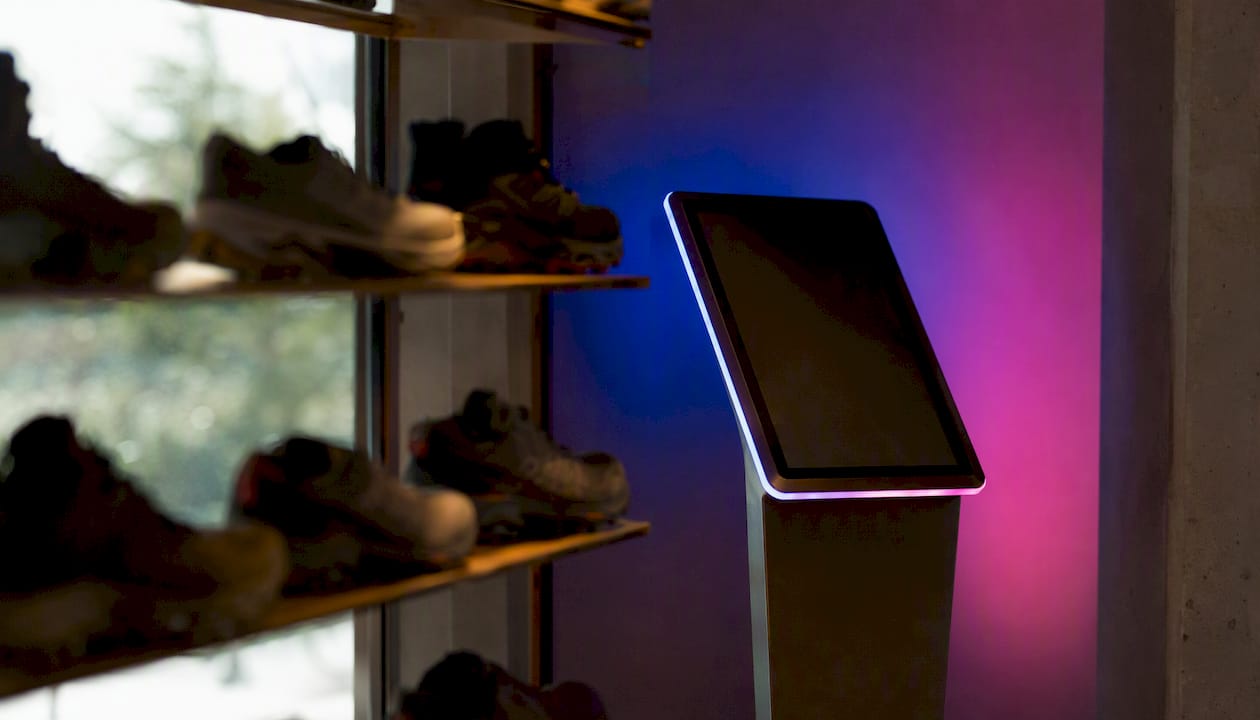 Données comportementales e-commerce : le guide pour convertir 1 Des chaussures de course tout juste aperçues, floues, passent devant un petit kiosque.