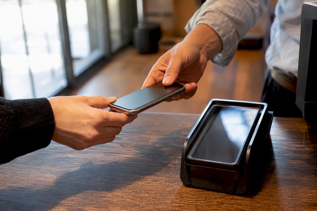Moyens de paiement et conversion : le duo qui décide vos ventes 1 Paiement sans contact effectué avec un smartphone