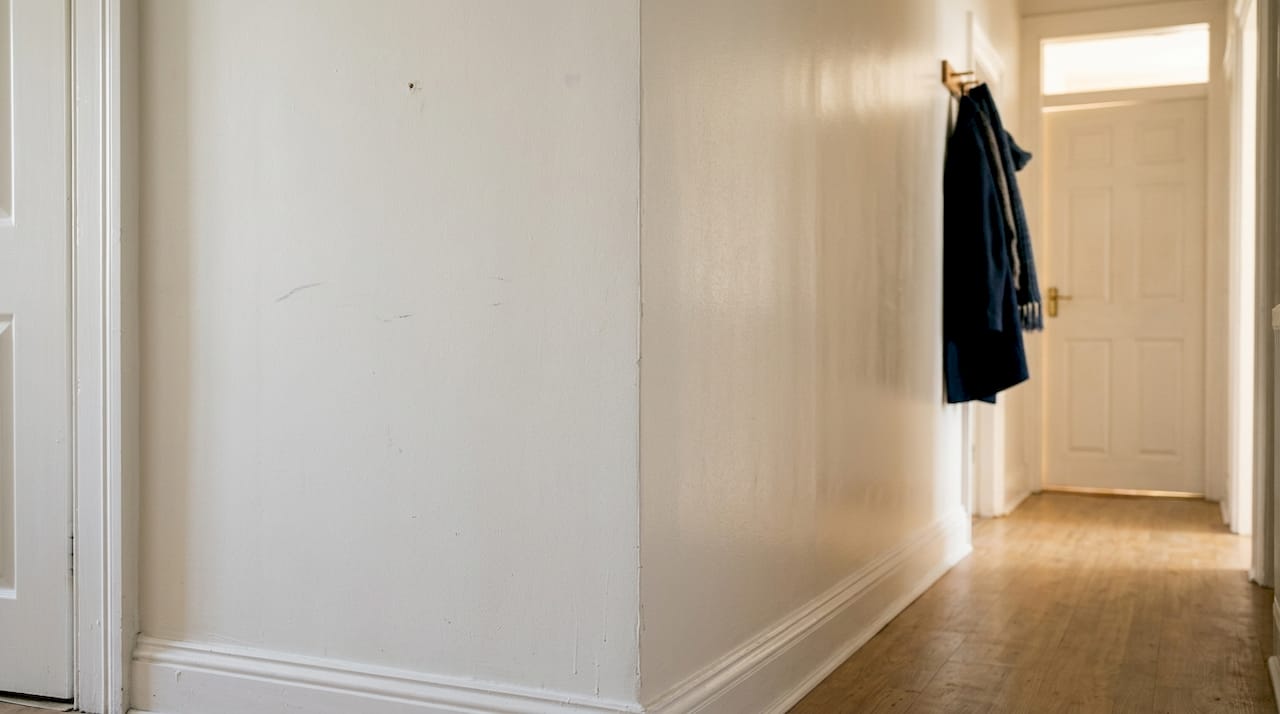 Nærbillede, hvor man kan se forskellen på vægge med mat og blank maling