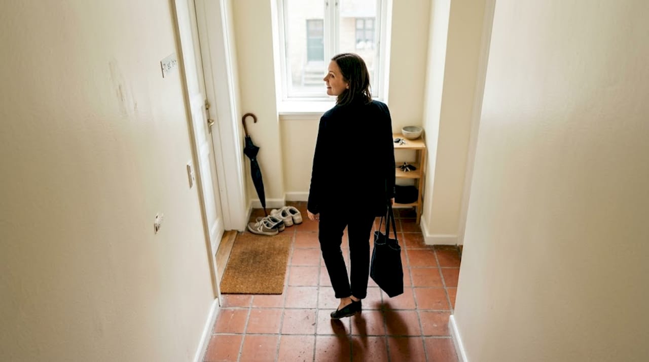 Ved fremvisningen møder køber en entré, der netop er blevet malet.